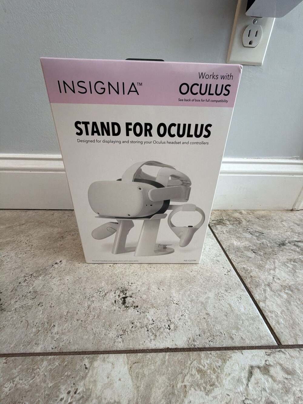 Insignia Stand for Oculus VR Headset and Controllers NS-Q2SW